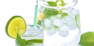 Te simți obosit și vrei să-ți potolești setea Bea apă aromată cu fructe!