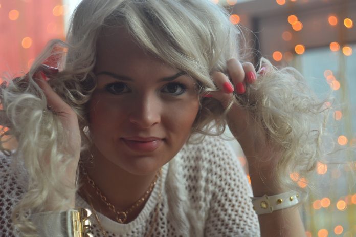 Coafuri trendy, moderne, pentru păr scurt și ondulat