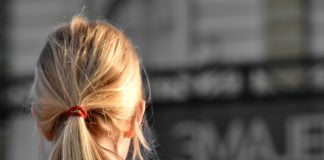Cele mai interesante coafuri cu părul prins într-o parte Cele mai interesante coafuri cu părul prins într-o parte