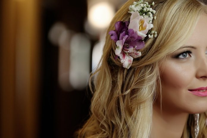 Coafuri elegante, de seară, pentru femei cu păr de lungime medie sau lung