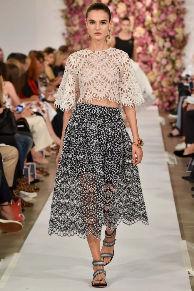 Fustă midi din dantelă, creație Oscar de la Renta, Foto: blackstylereport.com
