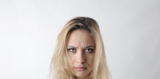 Încruntarea – expresie facială negativă Încruntarea - expresie facială negativă