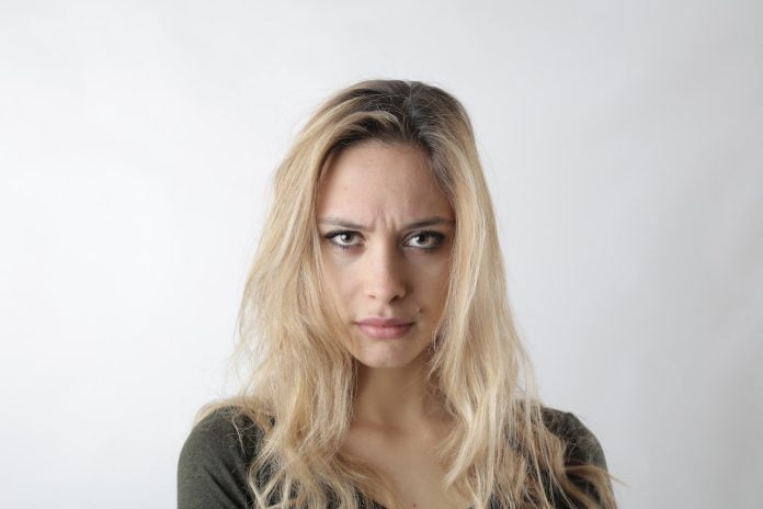 Încruntarea - expresie facială negativă Încruntarea - expresie facială negativă