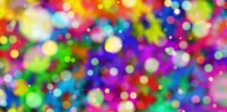 Coafura cu glitter în păr, o tendință foarte apreciată în modă Coafura cu glitter în păr, o tendință foarte apreciată în modă