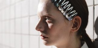 Coafuri interesante, cu numeroase agrafe în păr, pentru un look de star Coafuri interesante, cu numeroase agrafe în păr, pentru un look de star