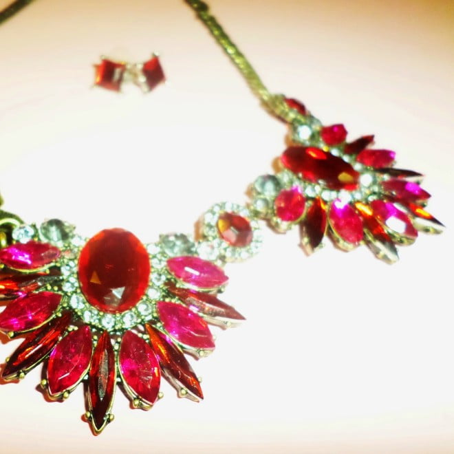 Bijuterii cu pietre roșii, Foto: shiny-sequins.blogspot.ro