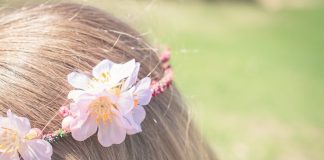 Coafuri frumoase cu bentițe, diademe și coronițe de flori în păr Coafuri frumoase cu bentițe, diademe și coronițe de flori în păr