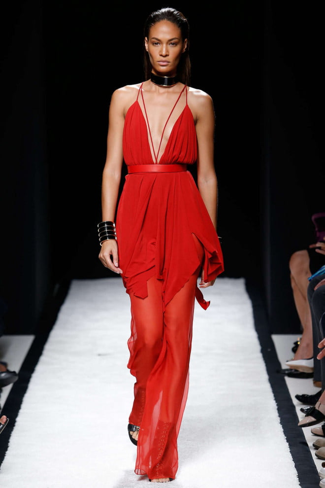 Compleu roșu marca Balmain, Foto: trends-shaker.com