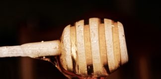 Masajul cu miere, o terapie neobișnuită cu numeroase beneficii pentru sănătate