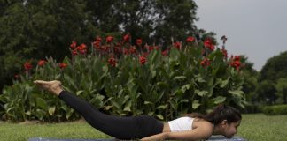 Postura lăcustei – un exercițiu simplu pentru stimularea metabolismului și tonifierea spatelui