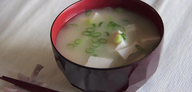 Supa miso, un preparat japonez caracteristic dietei macrobiotice 