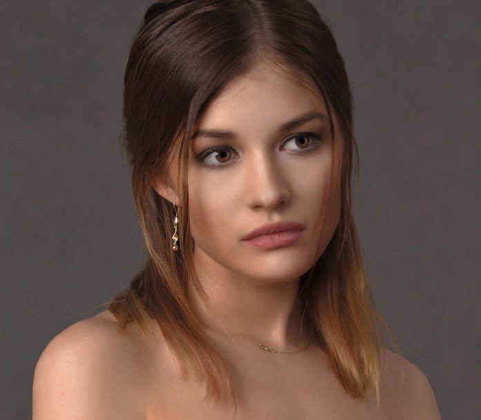 Coafuri trendy pentru păr mediu – Vezi cum poți avea un look deosebit fără a merge la coafor