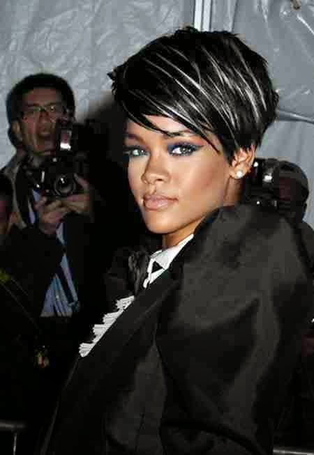Coafură Rihanna, șuvițele albe de păr ies în evidență, Foto: stylenon.com