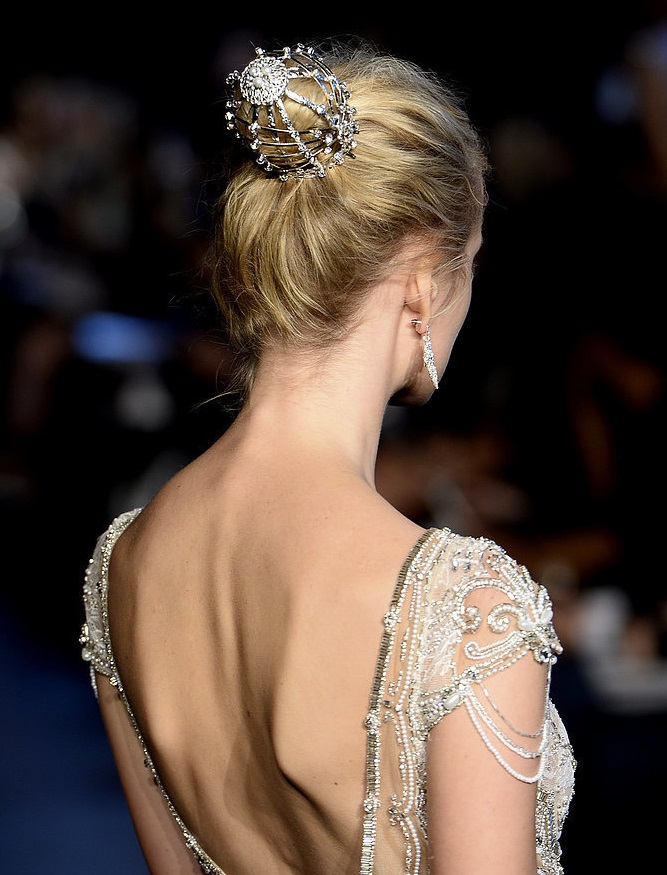 Coafură cu accesoriu în păr, Foto: yoka.com