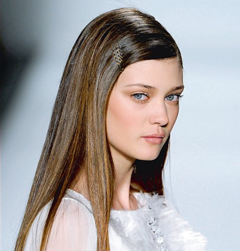 Coafură cu agrafe în păr, Foto: marieclaire.fr