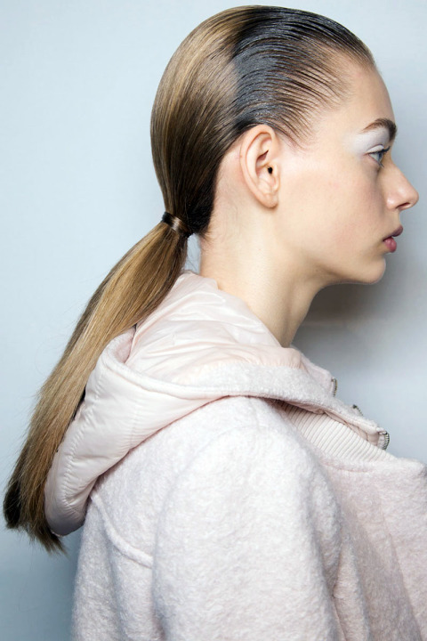 Coafură cu aspect umed cu părul prins în coadă de cal, Foto: patalessi-salon1580.blogspot.com