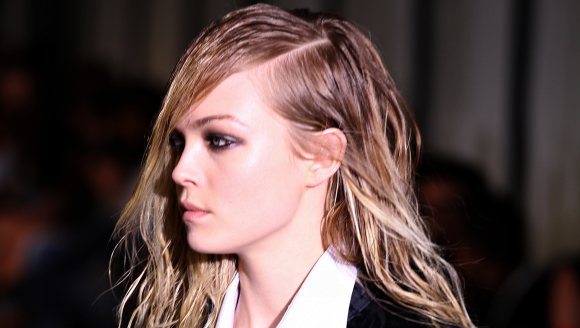 Coafură cu aspect umed, Foto: beautila.com