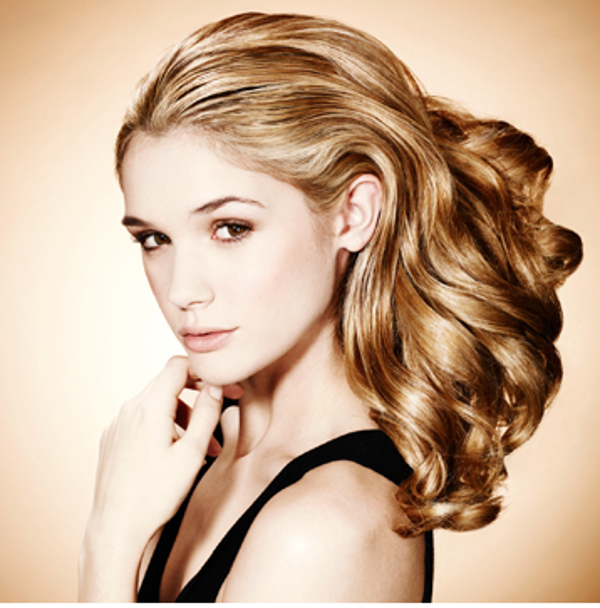 Coafură cu bucle, Foto: modabelezaestetica.com.br