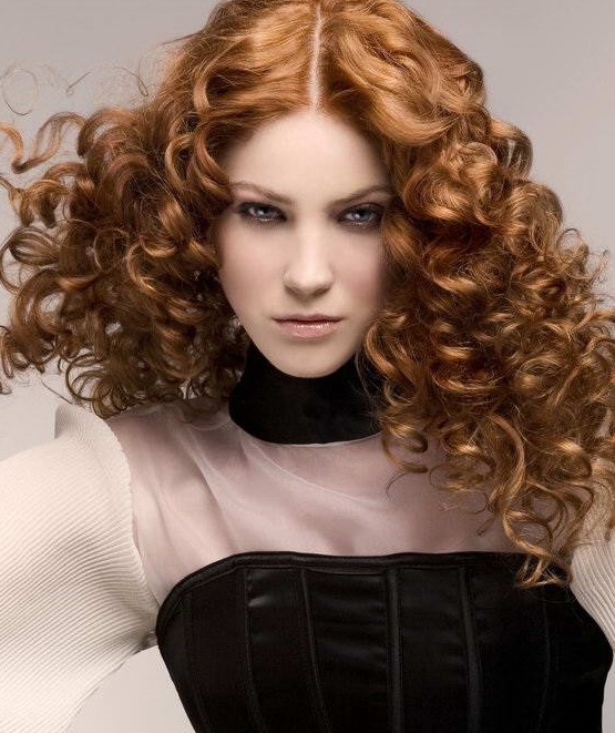 Coafură cu bucle, Foto: doina-touchinghearts.blogspot.com