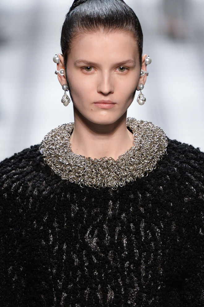 Coafură cu părul cu aspect umed prins în coc în colecția Balenciaga, Foto: theimpression.com