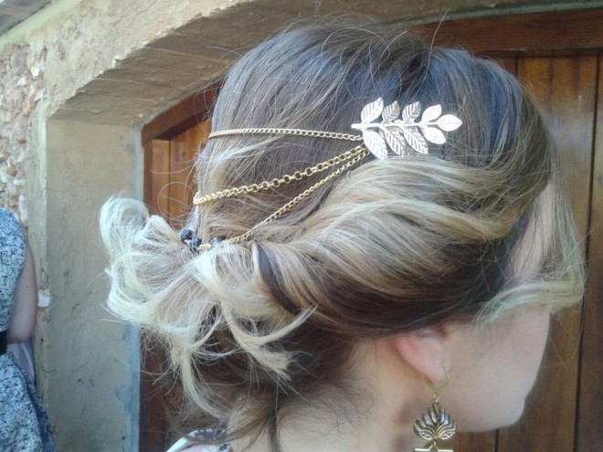 Coafură de ocazie cu ornamente de păr, Foto: inatrendytown.com