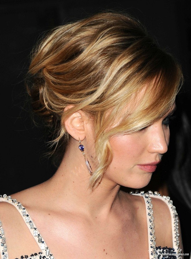 Coafură deosebită cu părul prins în coc chignon, Foto: jenniferlawrence.blogfa.com
