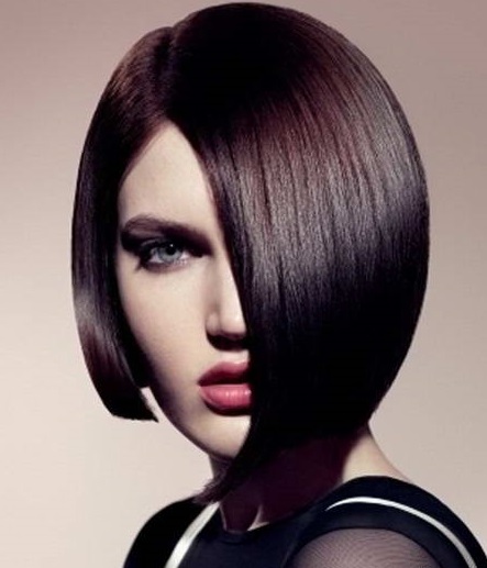 Coafură elegantă în stil bob asimetric, Foto: doina-touchinghearts.blogspot.com