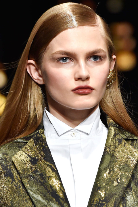 Coafură pentru păr lung cu aspect umed, Foto: patalessi-salon1580.blogspot.com