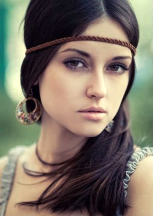 Coafură tinerească în stil hippie, Foto: imax.kapous-kuban.ru