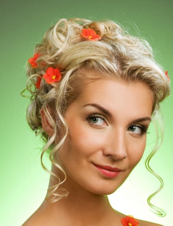 Coafură updo cu flori în păr, Foto: thebestfashionblog.com