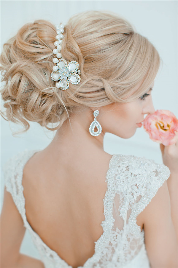 Coafură updo pentru mireasă, Foto: deerpearlflowers.com
