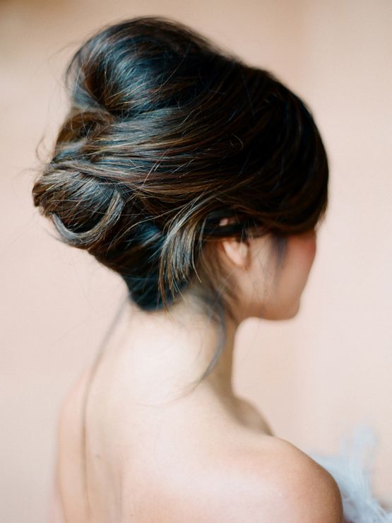Coafură updo clasică, Foto: necoleraquelevents.com
