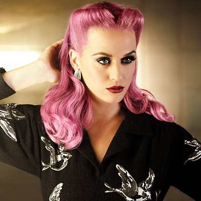 Coafură în stil Victory Rolls la Katy Perry, Foto: trendygirlnyc.blogspot.com