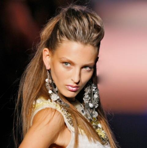 Coafură în stil rock'n'roll pentru păr lung, Foto: practicedatesla.com