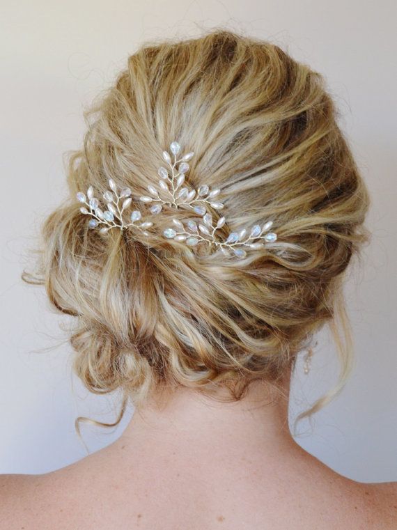 Coc chignon cu accesoriu fin în păr, Foto: accessoirescheveuxchic.com