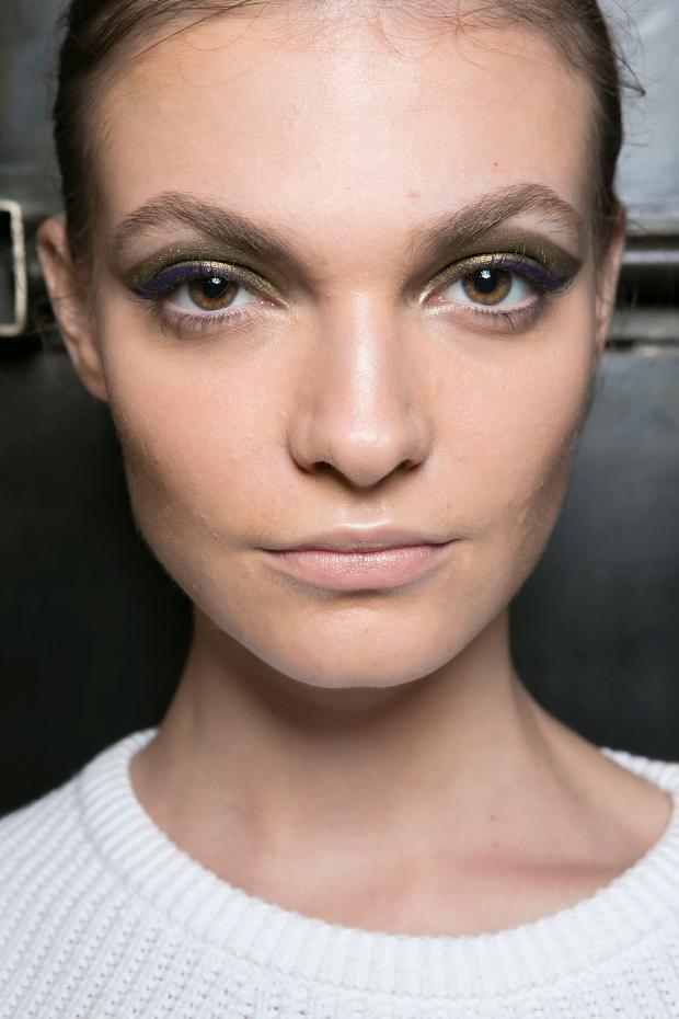 Machiaj pentru ochi în colecția lui Marissa Webb, kaki strălucitor pentru fard de pleoape și violet pentru creionul dermatograf, Foto: fashionising.com