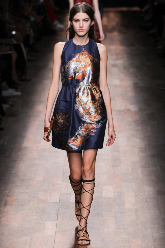 Rochie de seară, din mătase, colecția Valentino, Foto: uwomen.ru