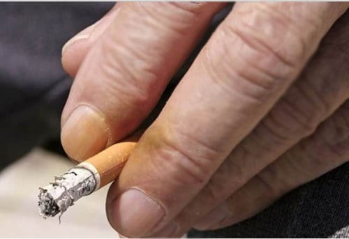Fumatul îngălbenește pielea și unghiile, Foto: cigarettesguide.wordpress.com
