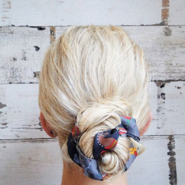 Coafură cu părul prins în coc și cu eșarfă, Foto: cosmopolitan.fr