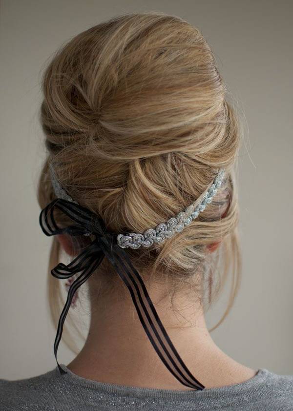 Coafură romantică cu bentiță, Foto: shelookbook.com