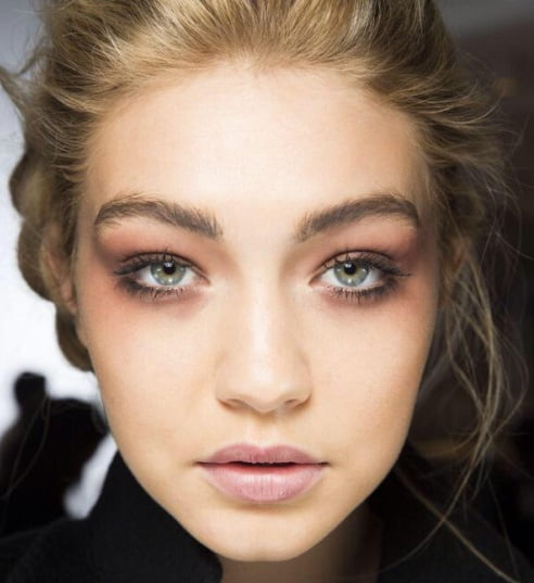 Machiaj cu fard de pleoape în nuanță corai, Foto: hadidnews.tumblr.com