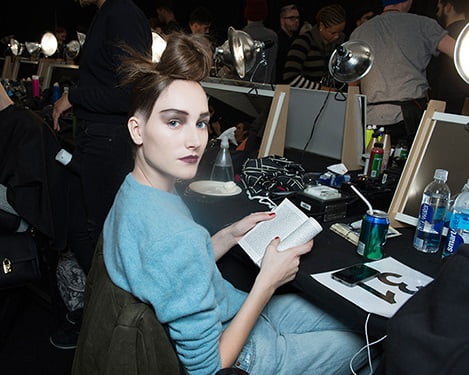 Marc Jacobs a optat pentru rujul mov închis, sprâncene accentuate și fard de pleoape mat, Foto: en.vogue.fr