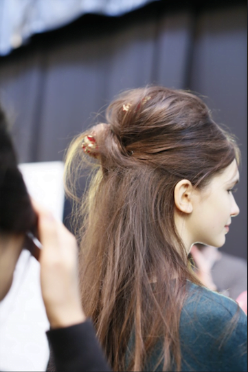 Mod simplu de prindere a părului la spate, Foto: loveitandlistitblog.files.wordpress.com