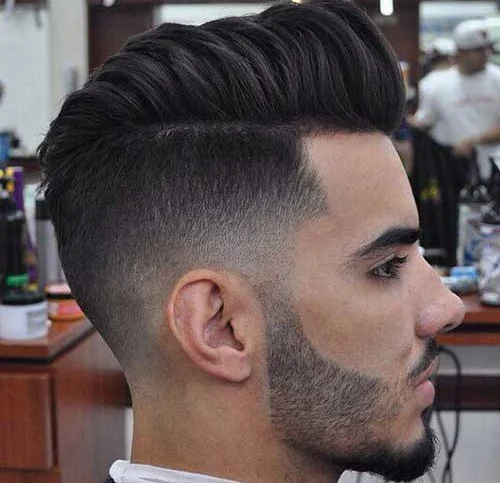 Părul este lung deasupra capului și tuns foarte scurt pe părțile laterale, Foto: mens-hairstyle.com