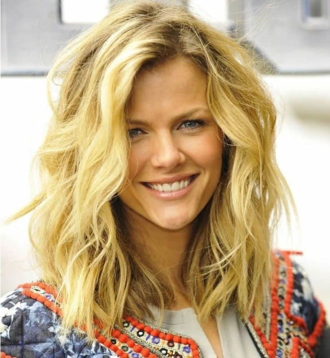 Tunsoare modernă pentru păr mediu, Foto: pophaircuts.com