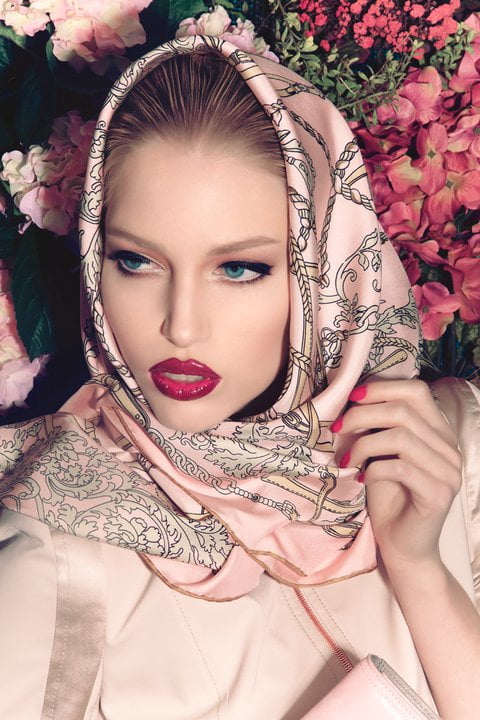 Versiunea vintage cu eșarfa pe cap în tendințele modei din acest an, Foto: fashionwithus.com