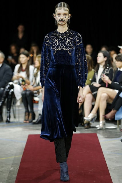 Rochie din catifea și dantelă Givenchy, Foto: vogue.co.uk