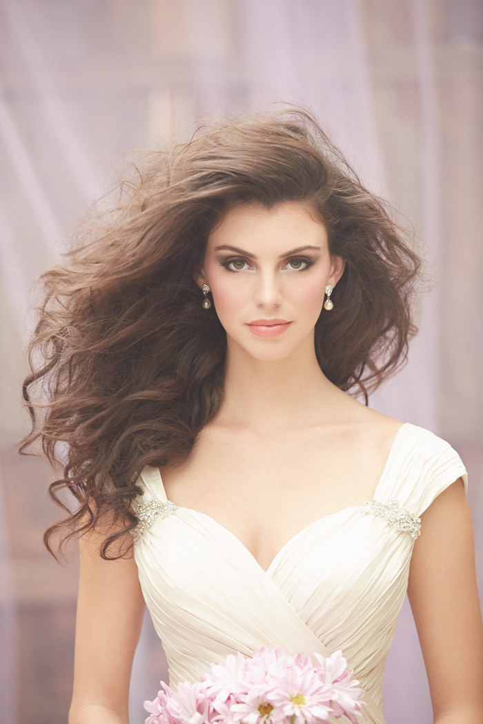 Coafură cu volum, cu onduleuri mari, Foto: dressforthewedding.com