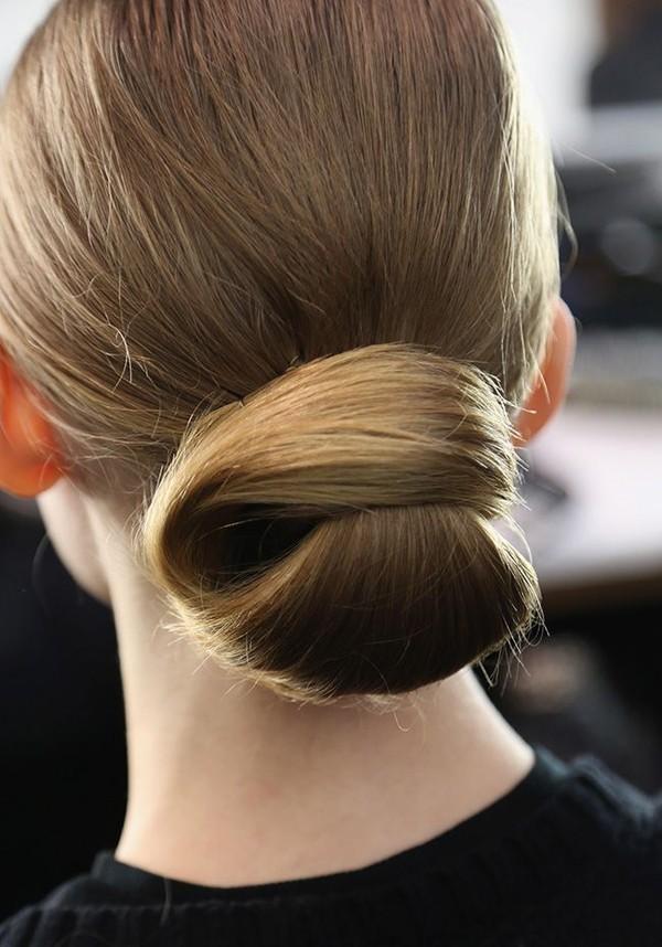 Părul este prins elegant în coc, Foto: doisong-phapluat.com