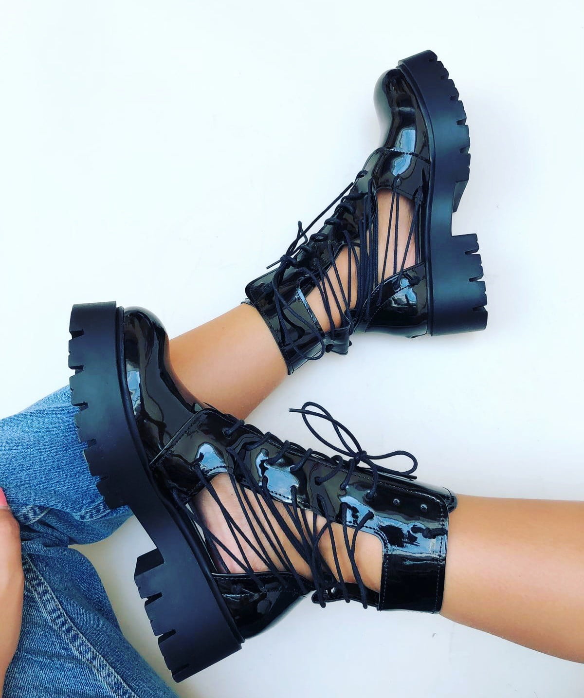 bocanci cu siret din piele lacuita